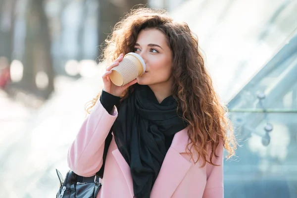 Leuke jonge vrouw take away koffie drinken. — Stockfoto