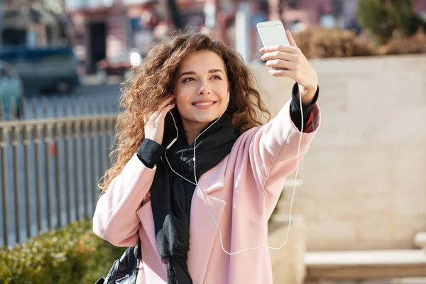 Šťastná žena, takže selfie na smartphone — Stock fotografie