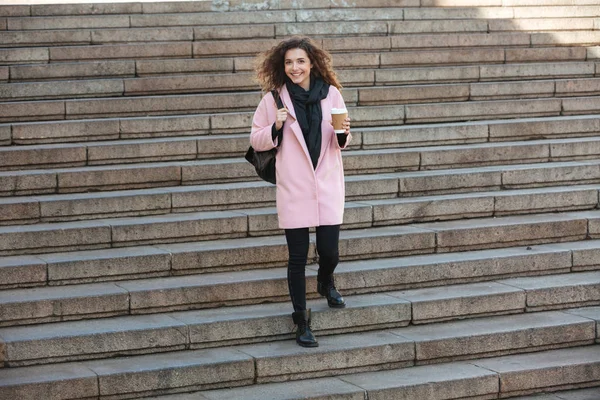 Retrato completo de la mujer de pie en las escaleras —  Fotos de Stock