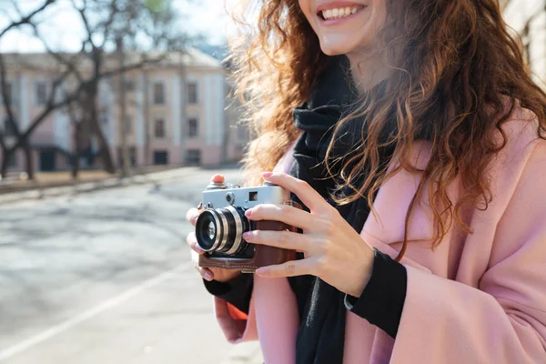 Bijgesneden afbeelding van lachende vrouw houden retro camera — Stockfoto