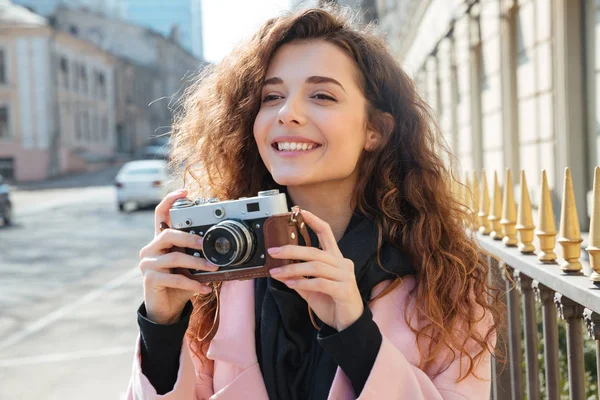 Foto av attraktiv kvinna innehar retro kamera — Stockfoto