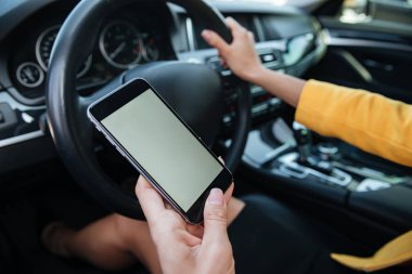Dokunmatik ekran smartphone kullanarak genç kadını sürücüsü