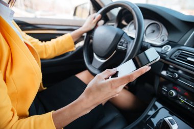 Dokunmatik ekran smartphone kullanarak genç kadını sürücüsü