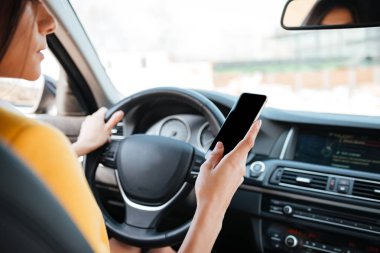 Dokunmatik ekran smartphone kullanarak genç kadını sürücüsü