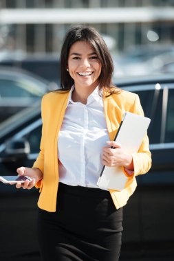 Cep telefonu dışında tutan bir güzel iş kadın portresi