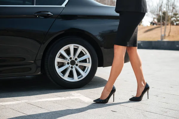 Gambe di donna d'affari con scarpe tacchi alti a piedi vicino all'auto — Foto Stock