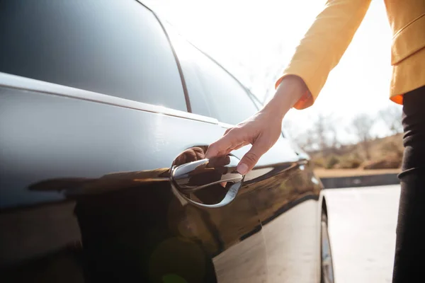 Podnikatelky otevírání dveří černé auto — Stock fotografie