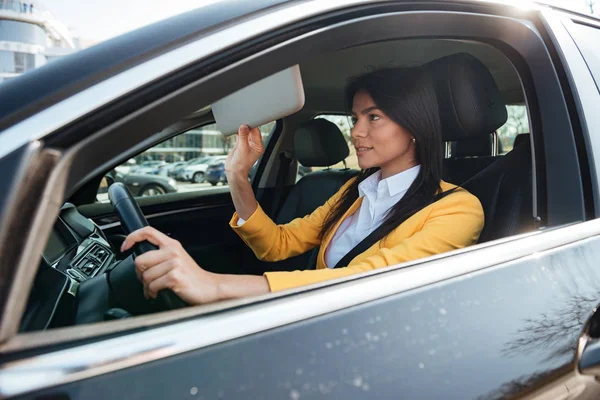 黄色のジャケットを彼女の車の中に座っての成功した若い実業家 — ストック写真