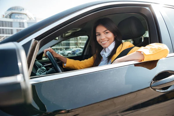 Retrato de uma mulher de negócios sentada em seu carro novo — Fotografia de Stock