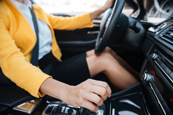 Vrouw verschuiven versnellingen op de versnellingsbak en rijdende auto — Stockfoto