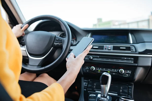 Close up image with female driver and blank phone screen — Stock Photo, Image