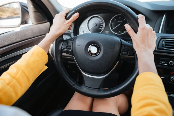 Handen houden van wiel van de auto en rijden — Stockfoto