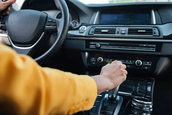 Hand av kvinnliga föraren skifta växelspak innan du kör bil — Stockfoto