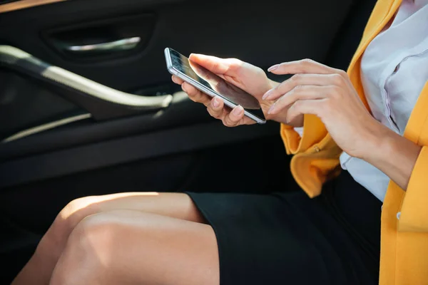 Молода бізнес-леді тримає мобільний телефон — стокове фото