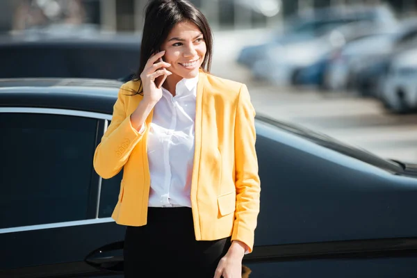 Porträtt av leende attraktiva kvinna prata telefon — Stockfoto