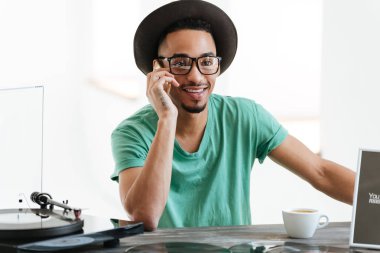 T-shirt Evet Afrika adam gülümseyen
