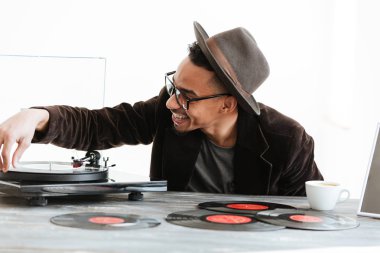 Kayıt-player'ı kullanarak mutlu Afrika adam