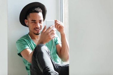 Afrika adam akıllı telefon penceresini kullanarak