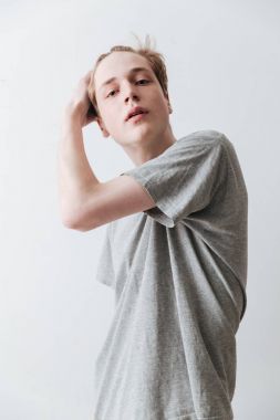 Genç adamın saçları dokunmadan t-shirt dikey görüntü