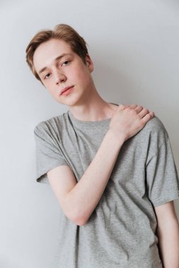 Omuz tutmak sakin insanın dikey görüntü