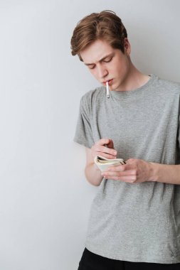 Sigara ve bir şeyler yazıyor insanın dikey görüntü