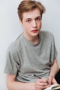 Dikey görüntü katta oturan adamın