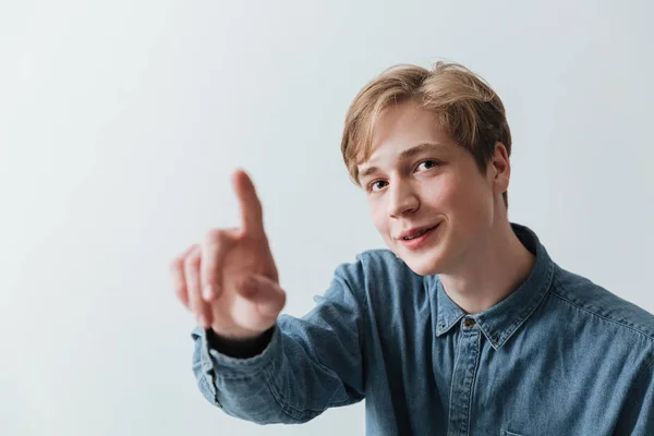 Gros plan portrait de jeune homme souriant pointant vers la caméra — Photo