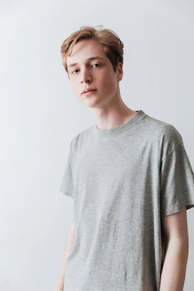 Vertikales Bild eines jungen Mannes im T-Shirt — Stockfoto