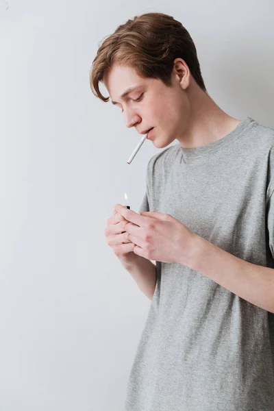 Vertikales Bild eines jungen Mannes, der Zigarette raucht — Stockfoto
