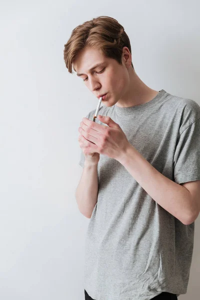 Vertikales Bild des Mannes beim Zigarettenrauchen — Stockfoto