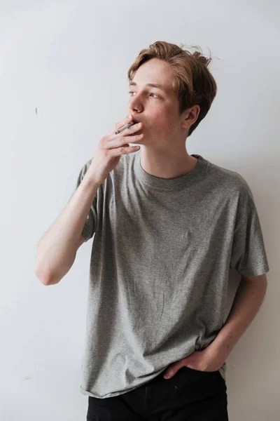 Imagem vertical do jovem fumando cigarro — Fotografia de Stock