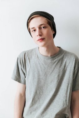 Gencin şapkalı dikey görüntü