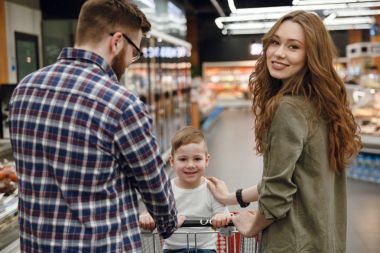 Alışveriş arabası itme ebeveynlerin arkadan görünüm