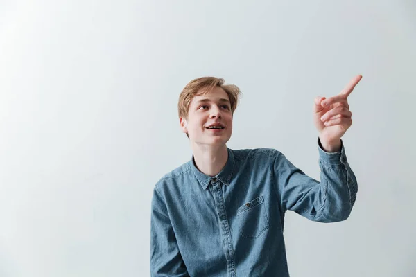 Felice giovane uomo che punta su — Foto Stock