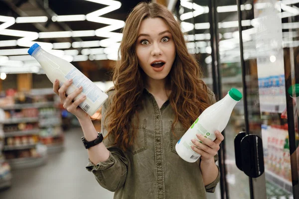 Überraschte Frau entscheidet sich für Milch — Stockfoto