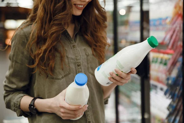 Abgeschnittenes Bild einer Frau, die sich für Milch entscheidet — Stockfoto
