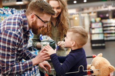 Çocuğa uygunluk yiyecek veren adam yan görünüm