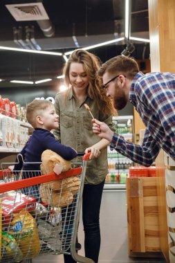 Bir baba oğluna şeker veren dikey görüntü