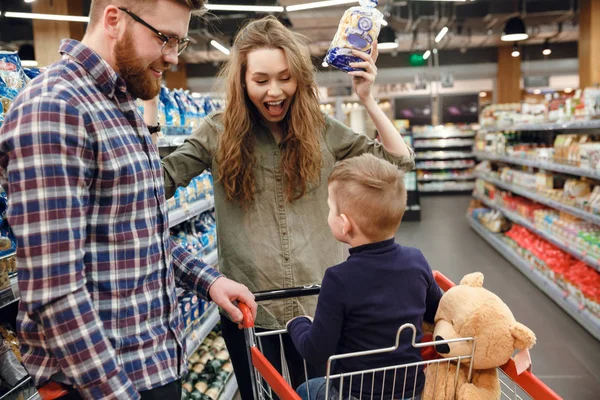 Pareja mostrando conveniencia comida a su hijo — Foto de Stock