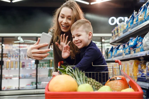 Mujer haciendo selfie con su hijo —  Fotos de Stock