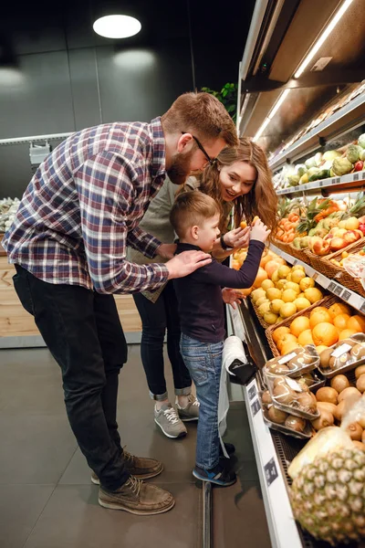 Vertikales Bild einer Familie, die mit Zitrusfrüchten spielt — Stockfoto