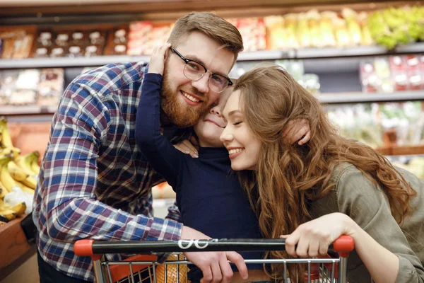 Familia feliz en el supermercado — Foto de Stock