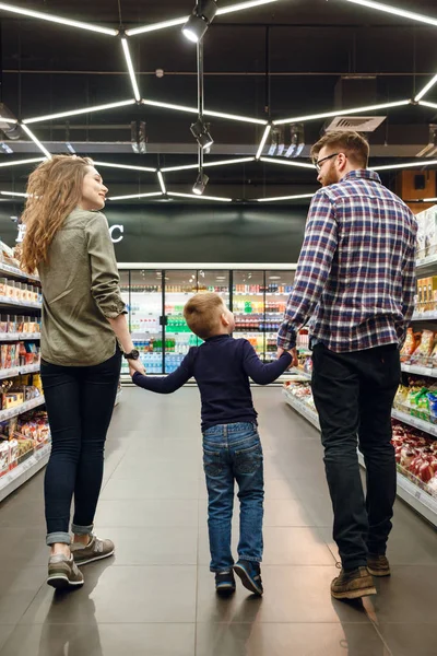 Immagine completa della famiglia che cammina nel supermercato — Foto Stock