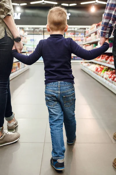 Imagen vertical del niño caminando con los padres — Foto de Stock