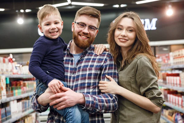 Ritratto di famiglia felice al supermercato — Foto Stock