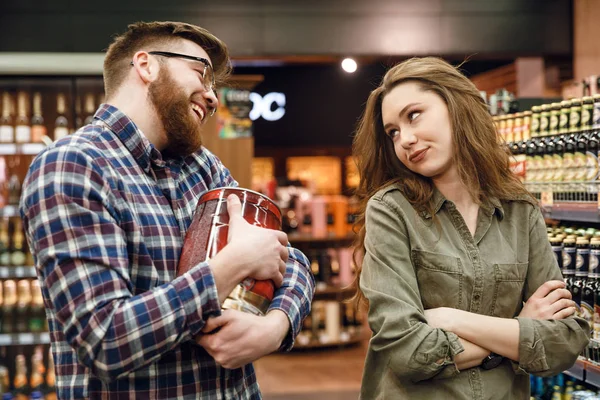 Man wil door vat bier maar vrouw tegen — Stockfoto