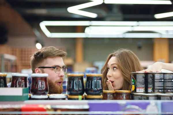 Paar kijken elkaar in de buurt van jam in winkelcentrum surprisely — Stockfoto