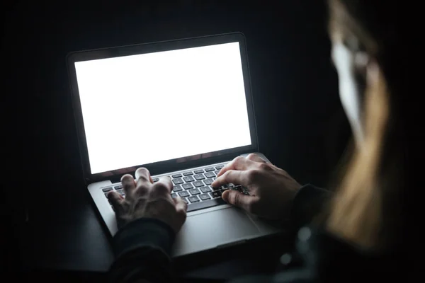 Konzentrierter Mann nutzt Laptop zu Hause — Stockfoto