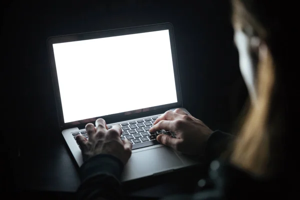 Homem concentrado usando computador portátil em casa dentro de casa — Fotografia de Stock