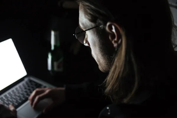 Концентрированный человек использует ноутбук в домашних условиях — стоковое фото